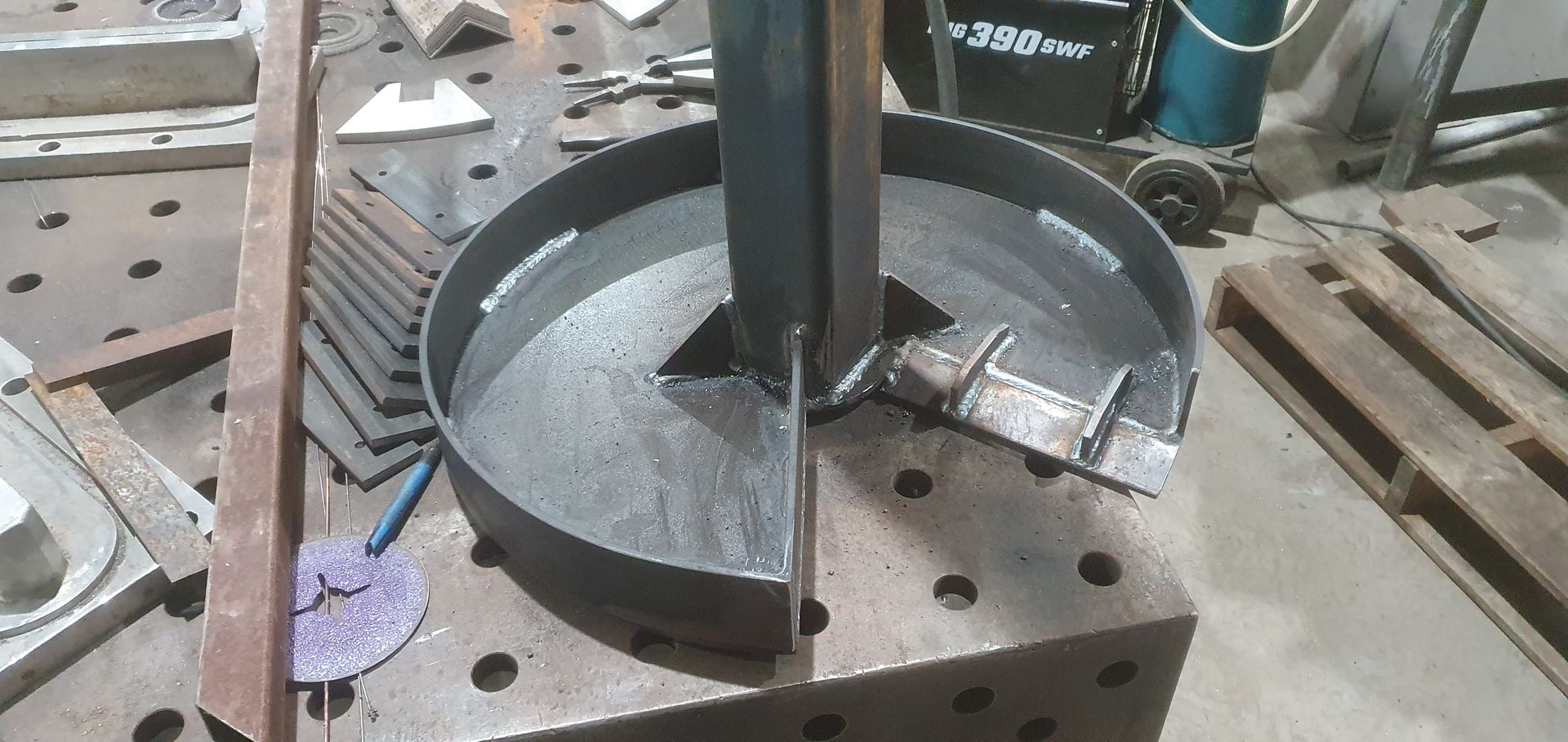 A metal cylinder is sitting on top of a metal table.