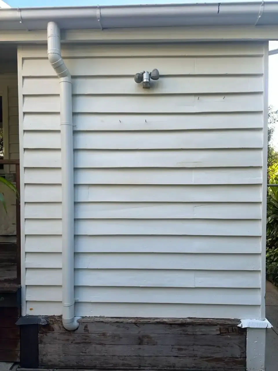 Weatherboard house wall after soft wash house washing in Coorparoo, Brisbane