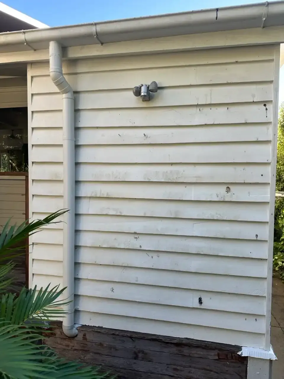 Weatherboard house wall with mould and grime before house washing in Coorparoo, Brisbane