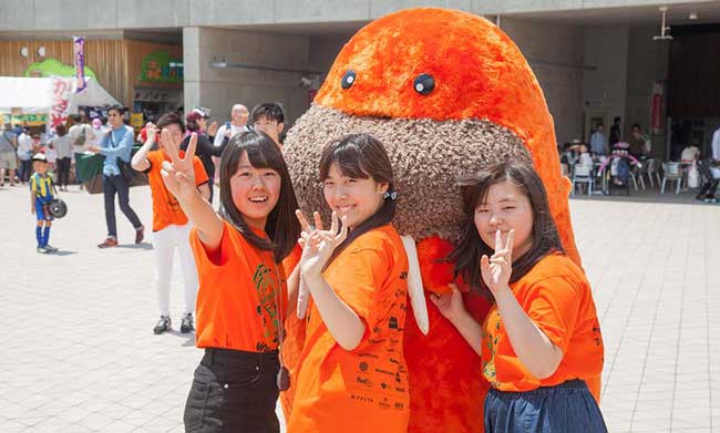 Walkie with volunteers at 2016 Chubu Walkathon