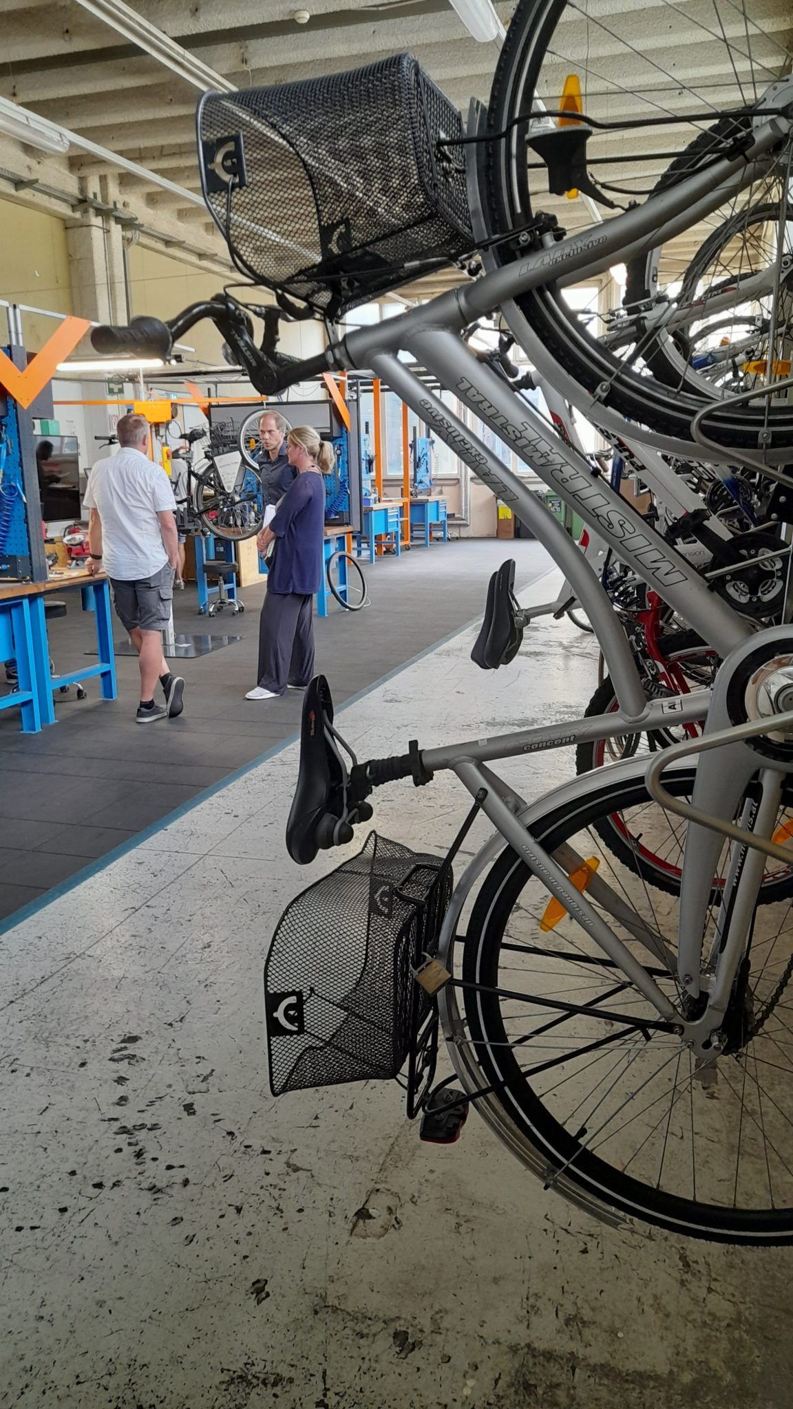 In einer Garage sind mehrere Fahrräder übereinander gestapelt.
