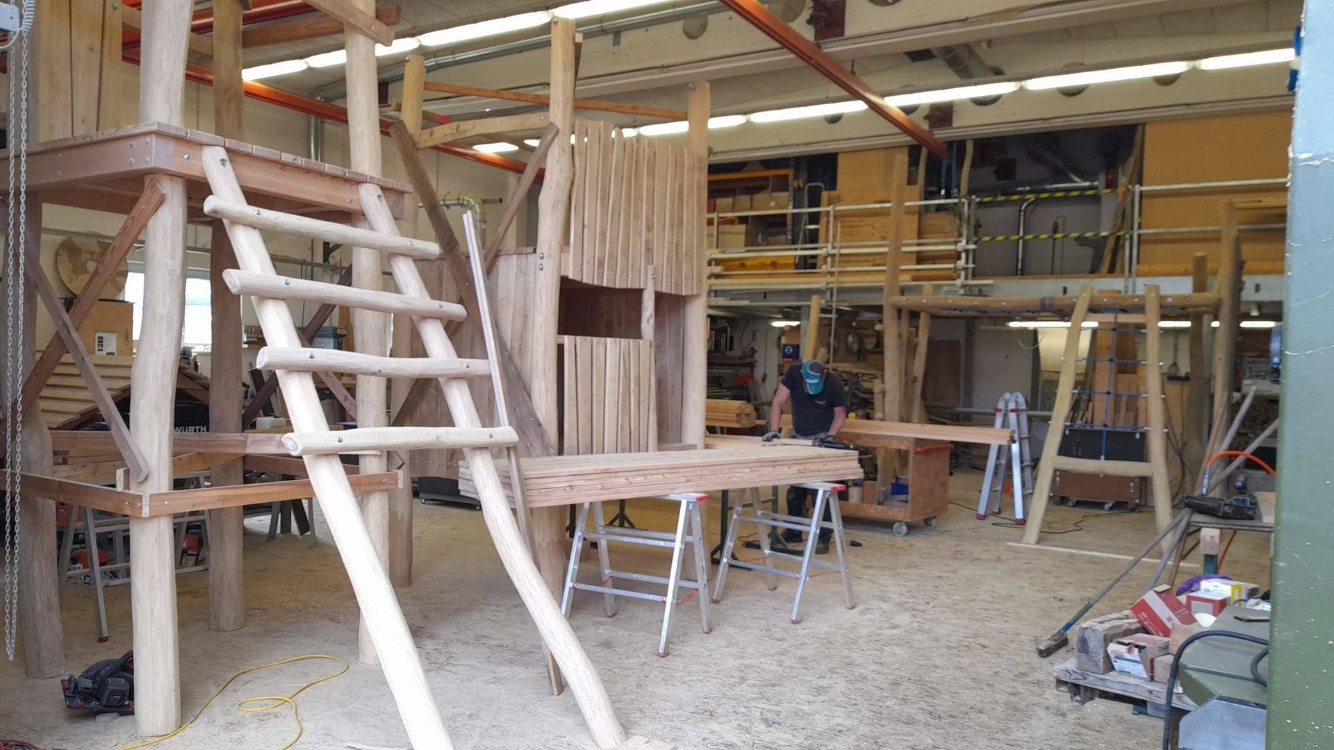 In einer Werkstatt wird ein Holzspielplatz gebaut.