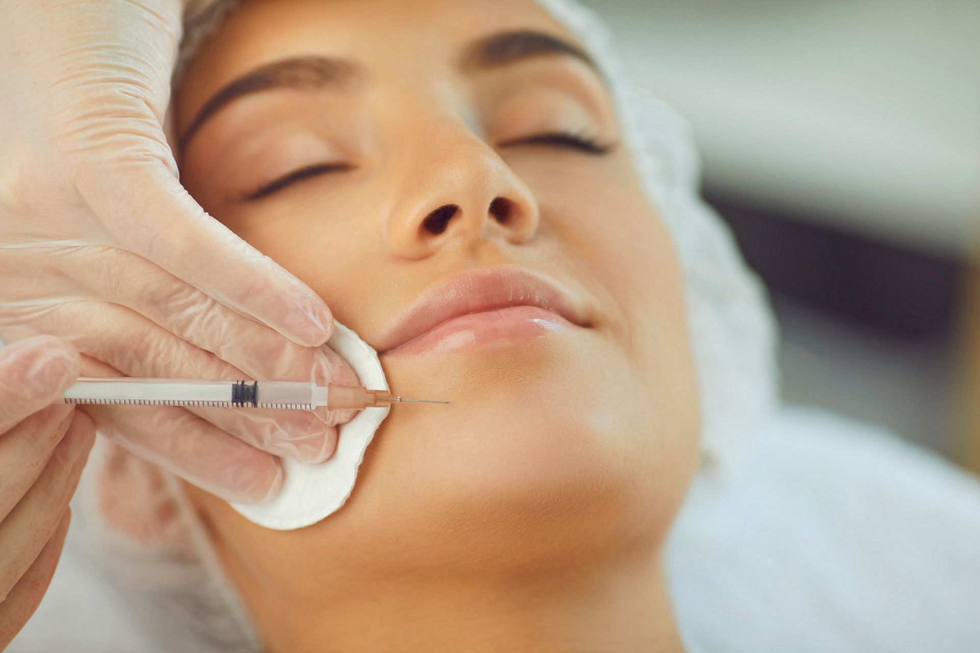 Eine Frau bekommt eine Botox-Injektion ins Gesicht.