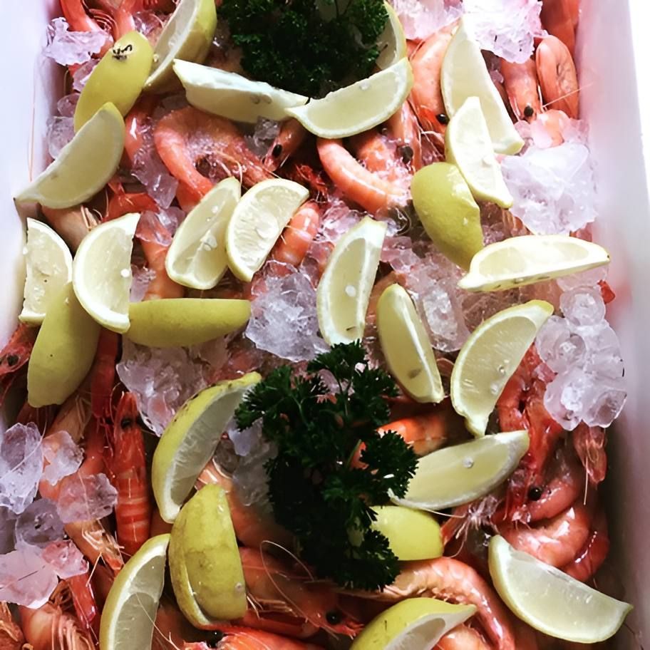 A Tray Of Shrimp And Lemon Slices On Ice — Noosaville Fish Market In Tewantin, QLD