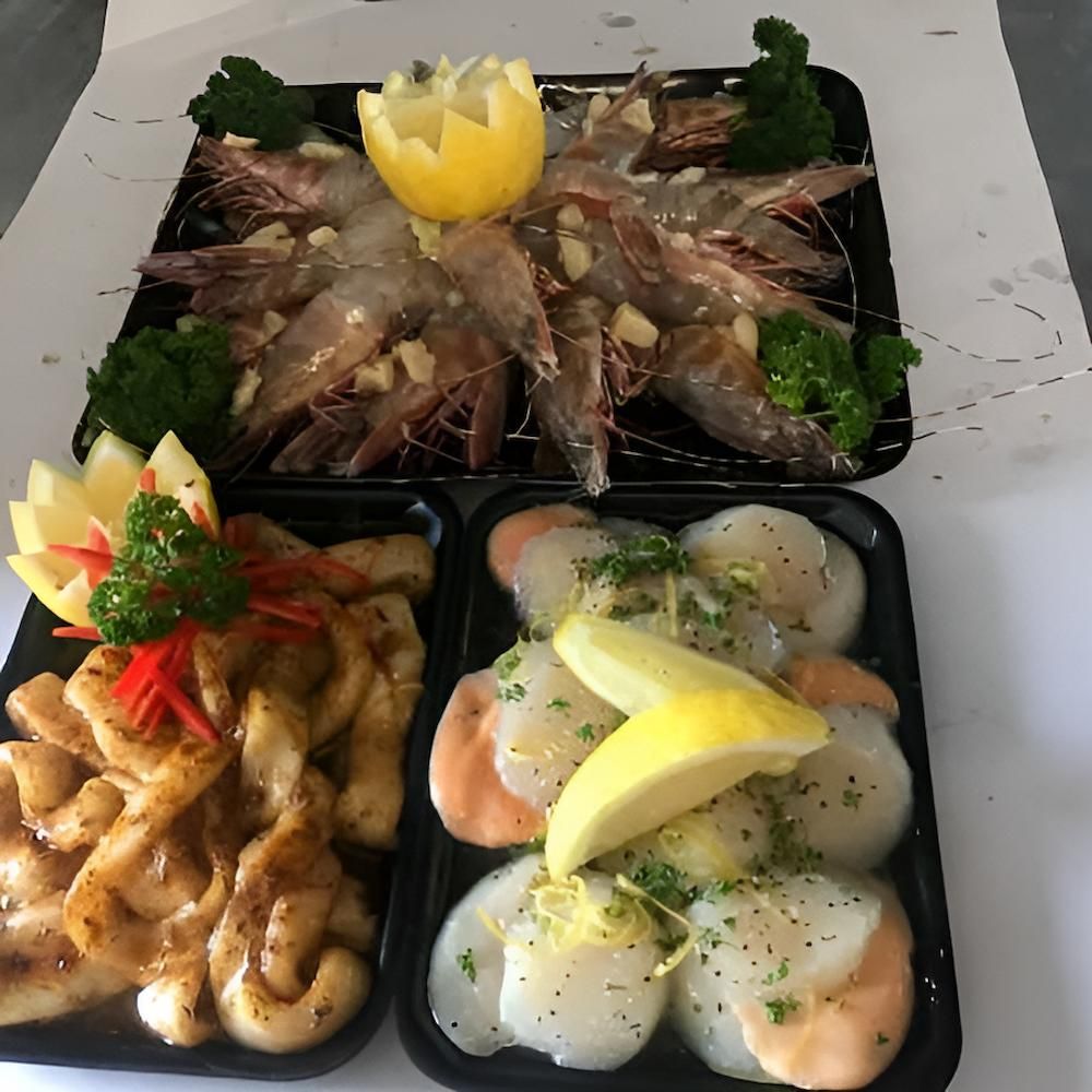 A Tray Of Shrimp And Scallops With A Lemon On Top — Noosaville Fish Market In Tewantin, QLD
