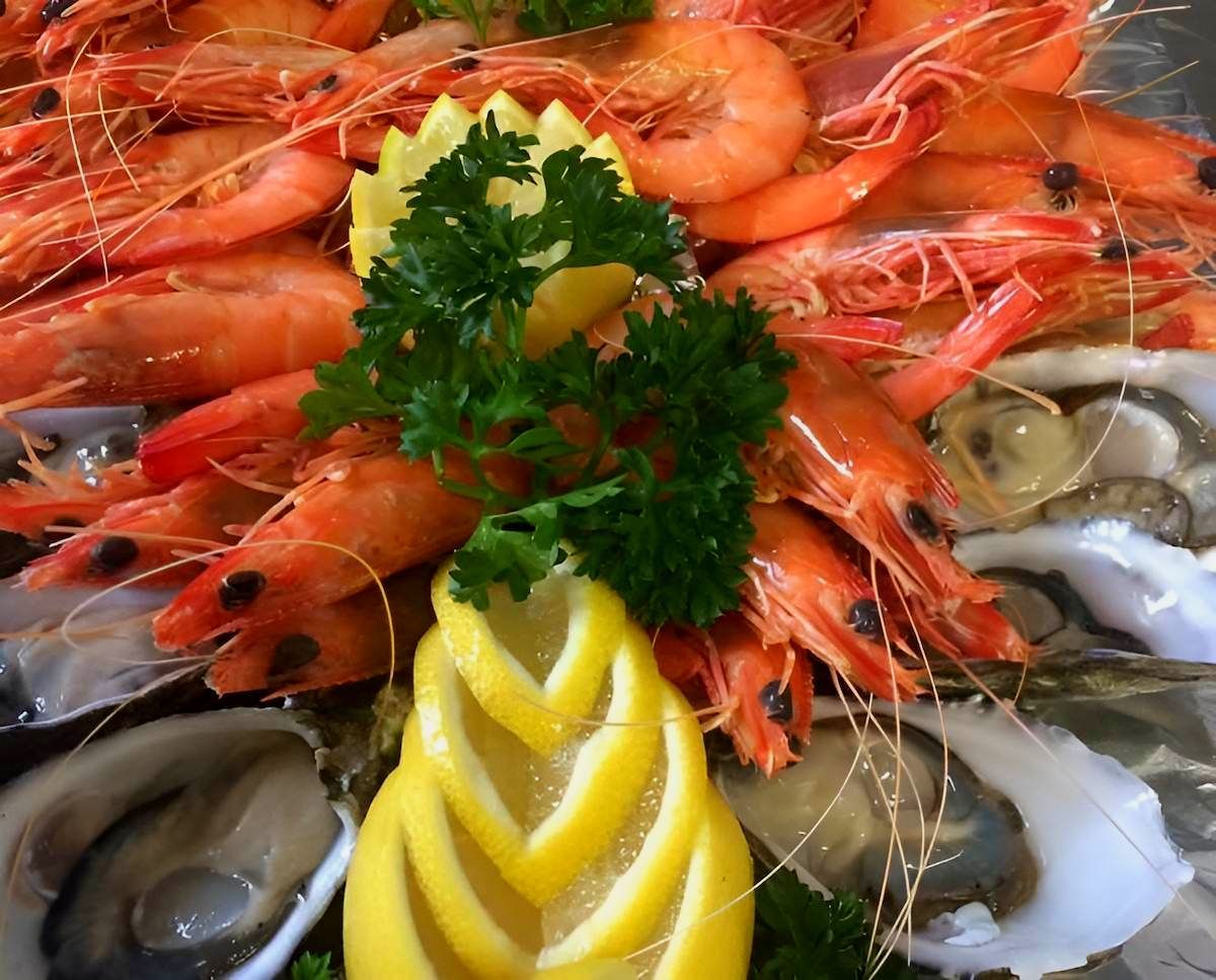 A Plate Of Seafood Including Shrimp Oysters And Lemon Slices — Noosaville Fish Market In Tewantin, QLD