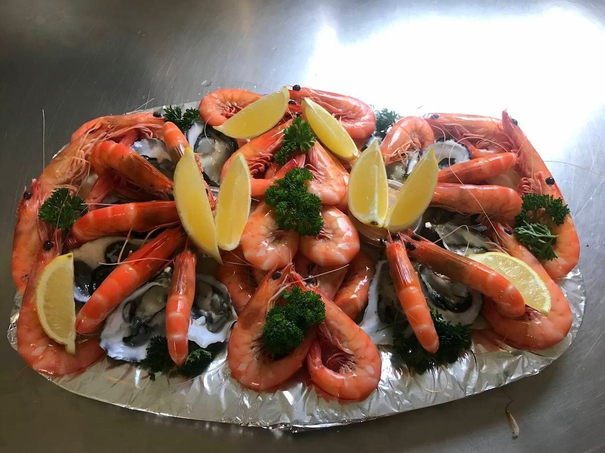 A Tray Of Shrimp, Oysters, Lemons And Parsley On A Table — Noosaville Fish Market In Tewantin, QLD