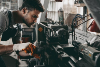 Mobile Mechanic working on car in Cheyenne, WY