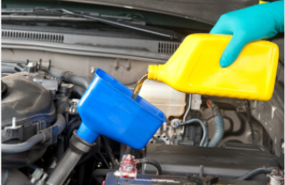 Mobile mechanic in Cheyenne changing vehicle oil.