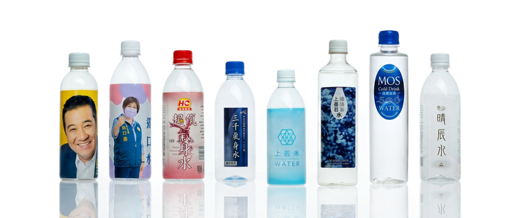 一排貼有彩色標籤的各種瓶裝水和飲料瓶,白色背景
