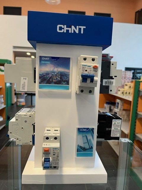 Espositore che espone gli interruttori elettrici CHNT e le brochure dei prodotti.