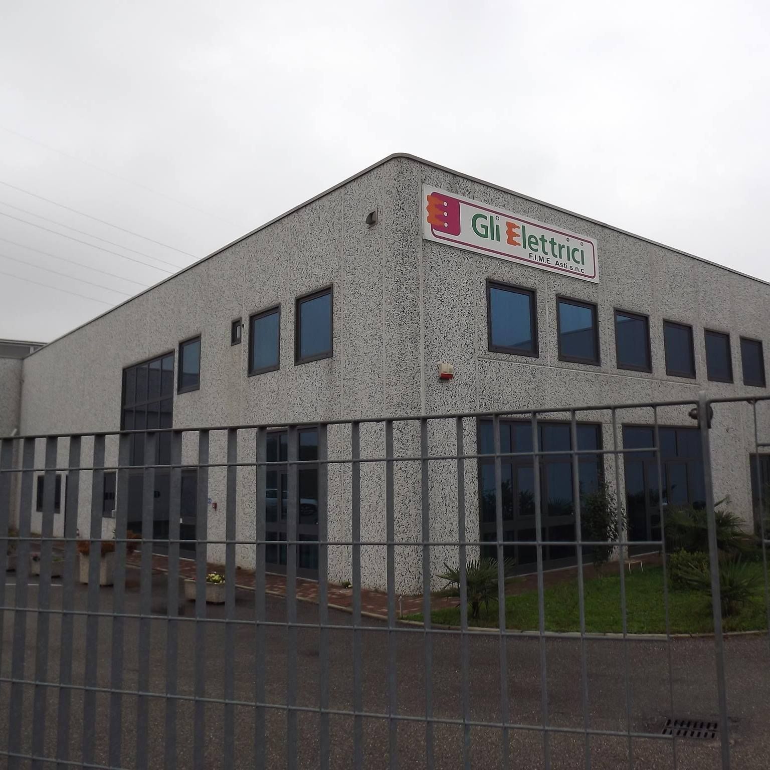 Edificio industriale grigio con l'insegna 