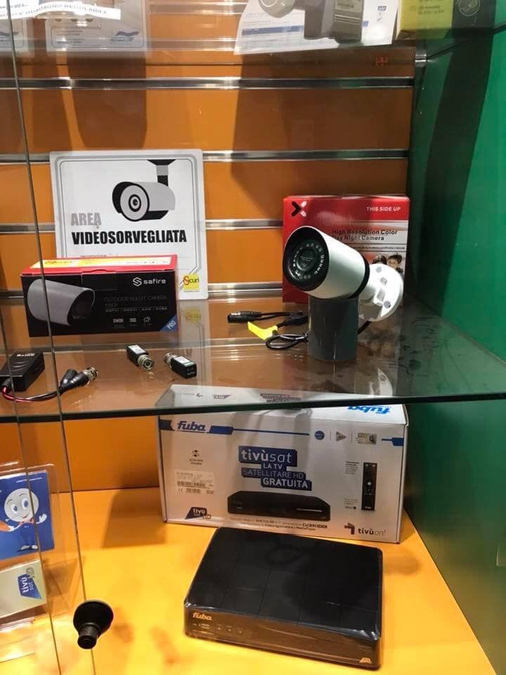 Telecamere di sicurezza e un'unità DVR esposte su uno scaffale in un negozio.