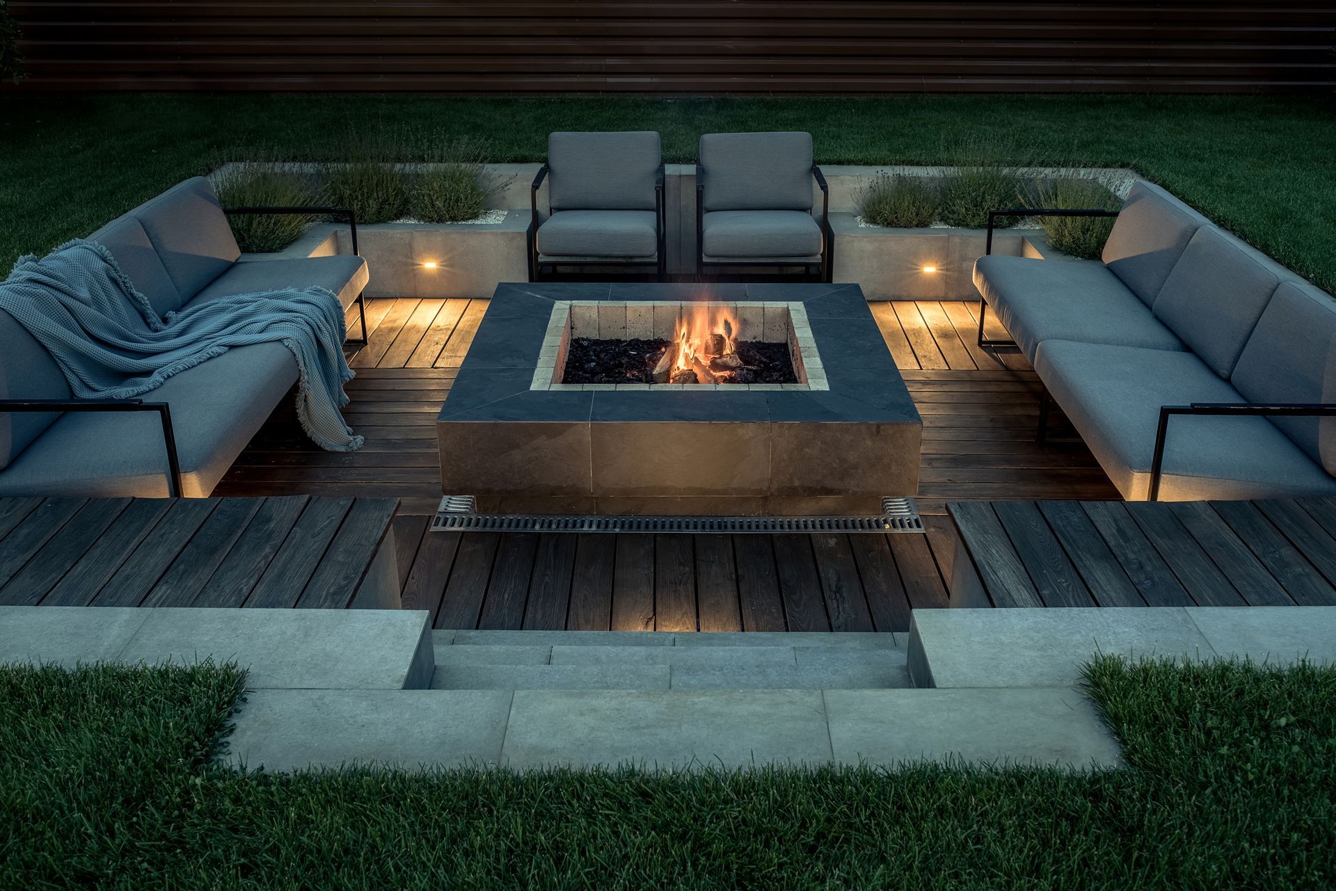 there is a fire pit in the middle of the patio .