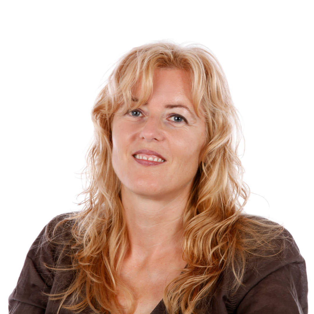 Foto von Sylvia mit langen blonden Haaren, die in die Kamera lächelt.