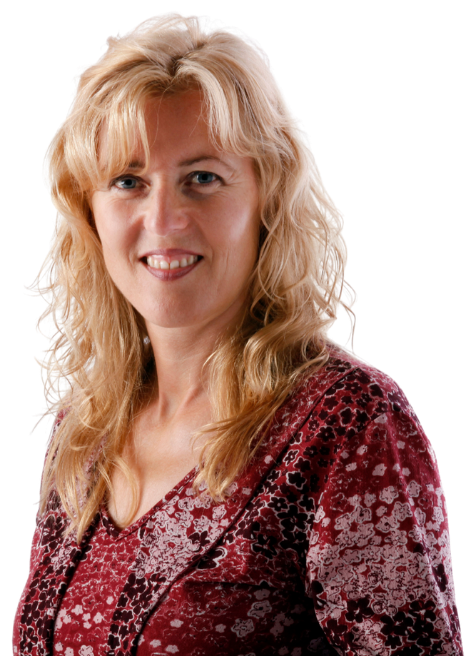 Foto von Sylvia mit langen blonden Haaren, die in die Kamera lächelt.