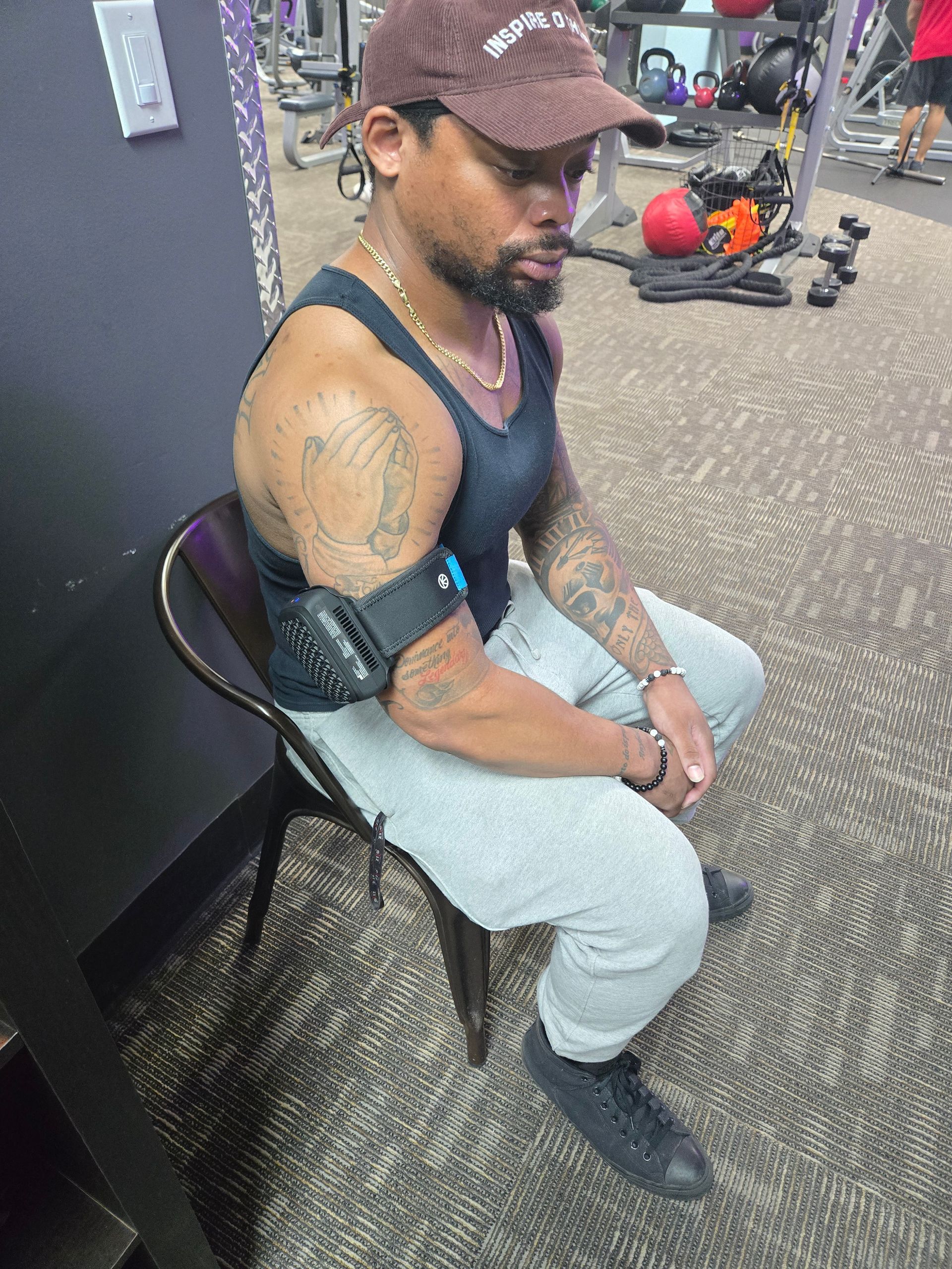 A woman at Campus Motion squatting and checking his posture through Kinetisense technology, emphasizing how our service contributes to improved safety. By addressing balance problems resulting from concussions, it enhances overall safety and quality of life, especially in daily activities.