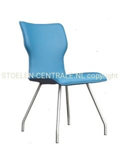 Een lichtblauwe gestoffeerde stoel met een gebogen rugleuning en vier dunne, schuin geplaatste zilverkleurige metalen poten.
