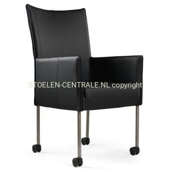 Een moderne zwarte leren fauteuil met een hoge rugleuning, slanke armleuningen en vier dunne metalen poten  met wieltjes.