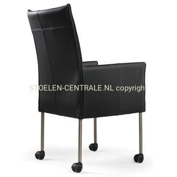 Een moderne zwarte leren fauteuil met een hoge rugleuning, slanke armleuningen en vier dunne metalen poten  met wieltjes.