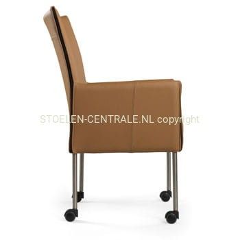 lichtbruine leren fauteuil met een hoge rugleuning, armleuningen en dunne metalen poten met zwarte wieltjes