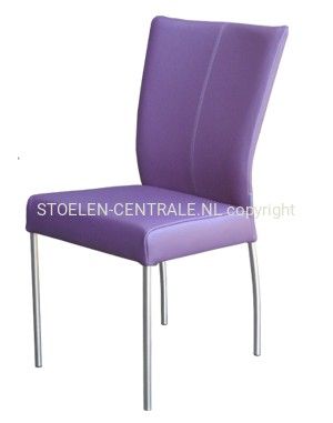 Een paarse, gestoffeerde eetkamerstoel met een hoge rugleuning en vier slanke, zilverkleurige metalen poten