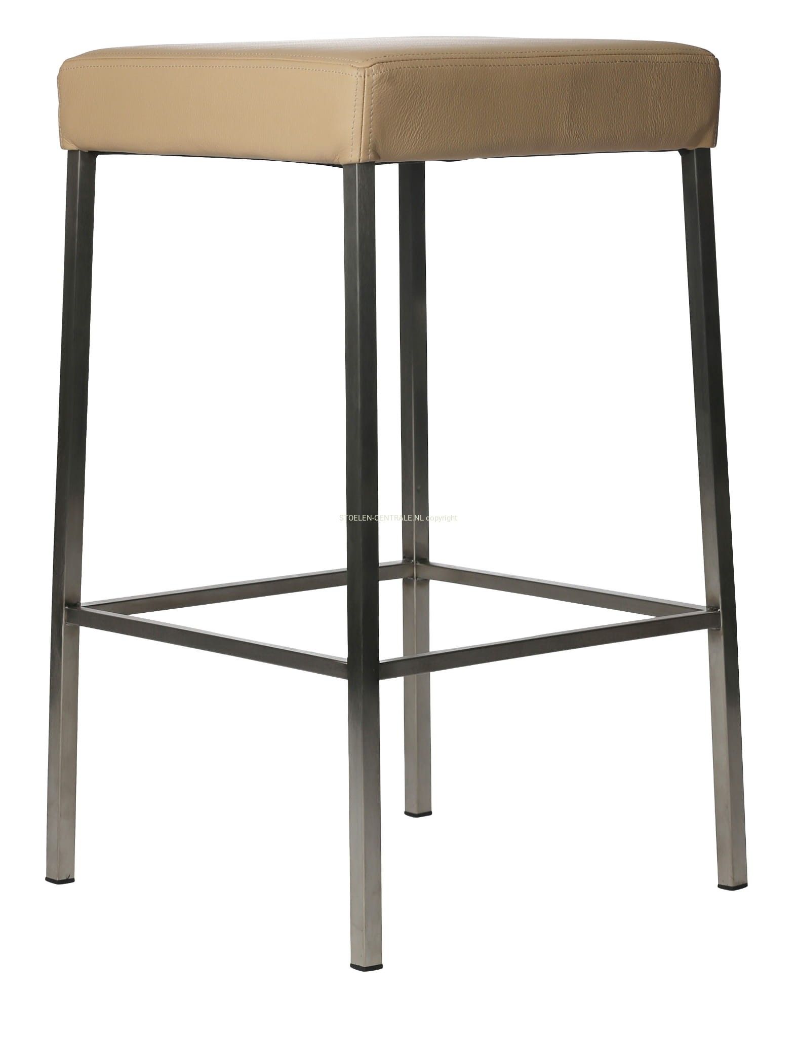 Een barkruk zonder rugleuning met een beige, vierkant zitkussen en een slank, donkergrijs metalen frame.