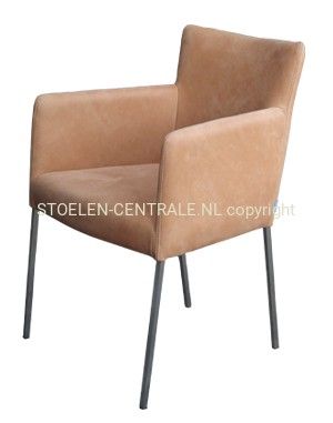 Bruine gestoffeerde fauteuil met zwarte metalen poten, schuin zijaanzicht op een witte achtergrond.