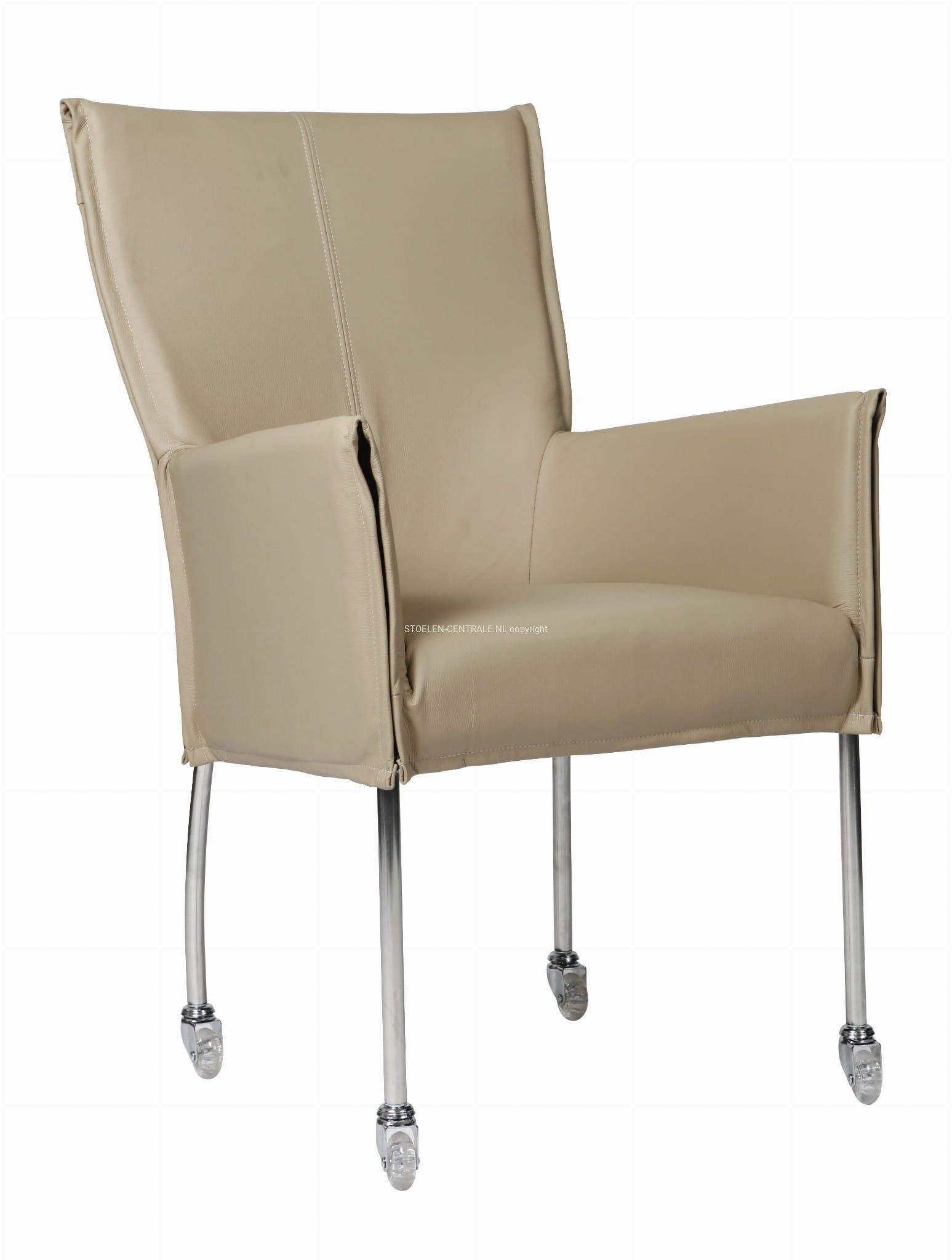 Beige gestoffeerde fauteuil met chromen poten op een witte achtergrond