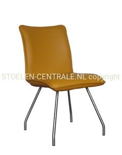 Mosterdgele eetkamerstoel met een gebogen rugleuning en vier slanke, lichtgekleurde metalen poten