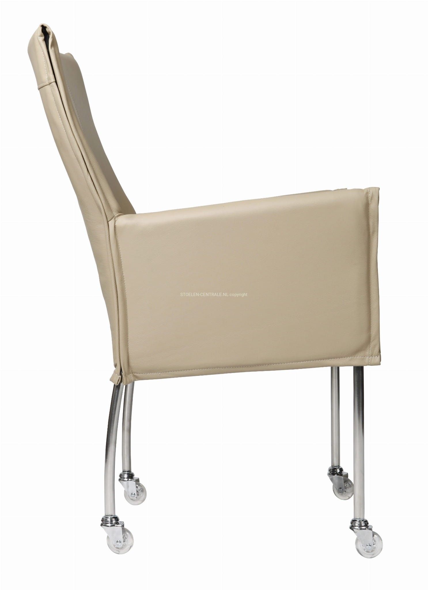 Beige gestoffeerde fauteuil met chromen poten op een witte achtergrond