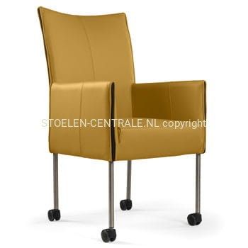 Een moderne, mosterdgele eetkamerstoel met hoge rugleuning, dunne metalen poten en zwarte wieltjes.