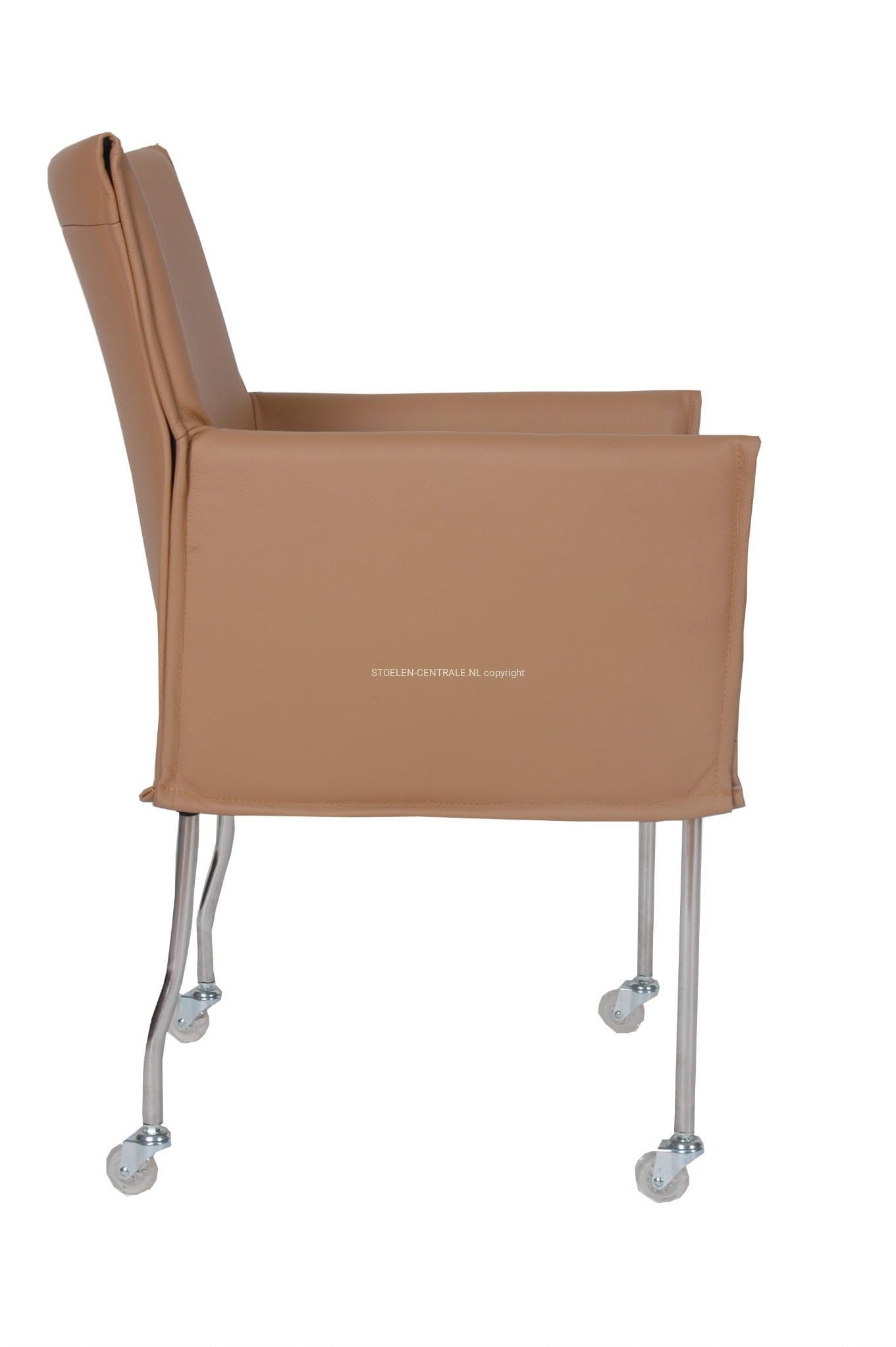 Beige gestoffeerde fauteuil met chromen poten op een witte achtergrond