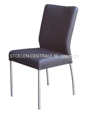 Een moderne eetkamerstoel bekleed met bruin leer, met een hoge rugleuning en vier slanke, zilverkleurige metalen poten.