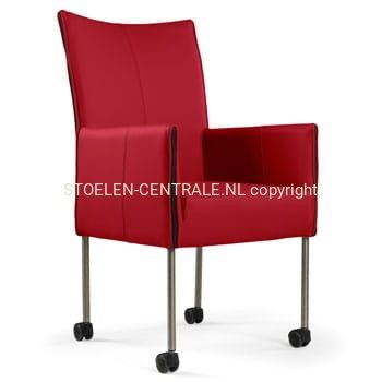 Een moderne, rood gestoffeerde eetkamerstoel met armleuningen en metalen poten op wielen, afgebeeld