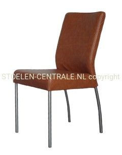 Een moderne eetkamerstoel bekleed met bruin leer, met een hoge rugleuning en vier slanke, zilverkleurige metalen poten.