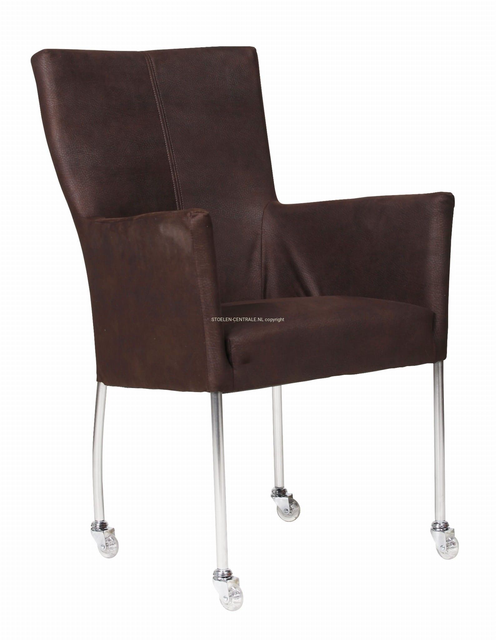 Een donkerbruine gestoffeerde fauteuil met een hoge, gestikte rugleuning en vier zilverkleurige poten met wieltjes,
