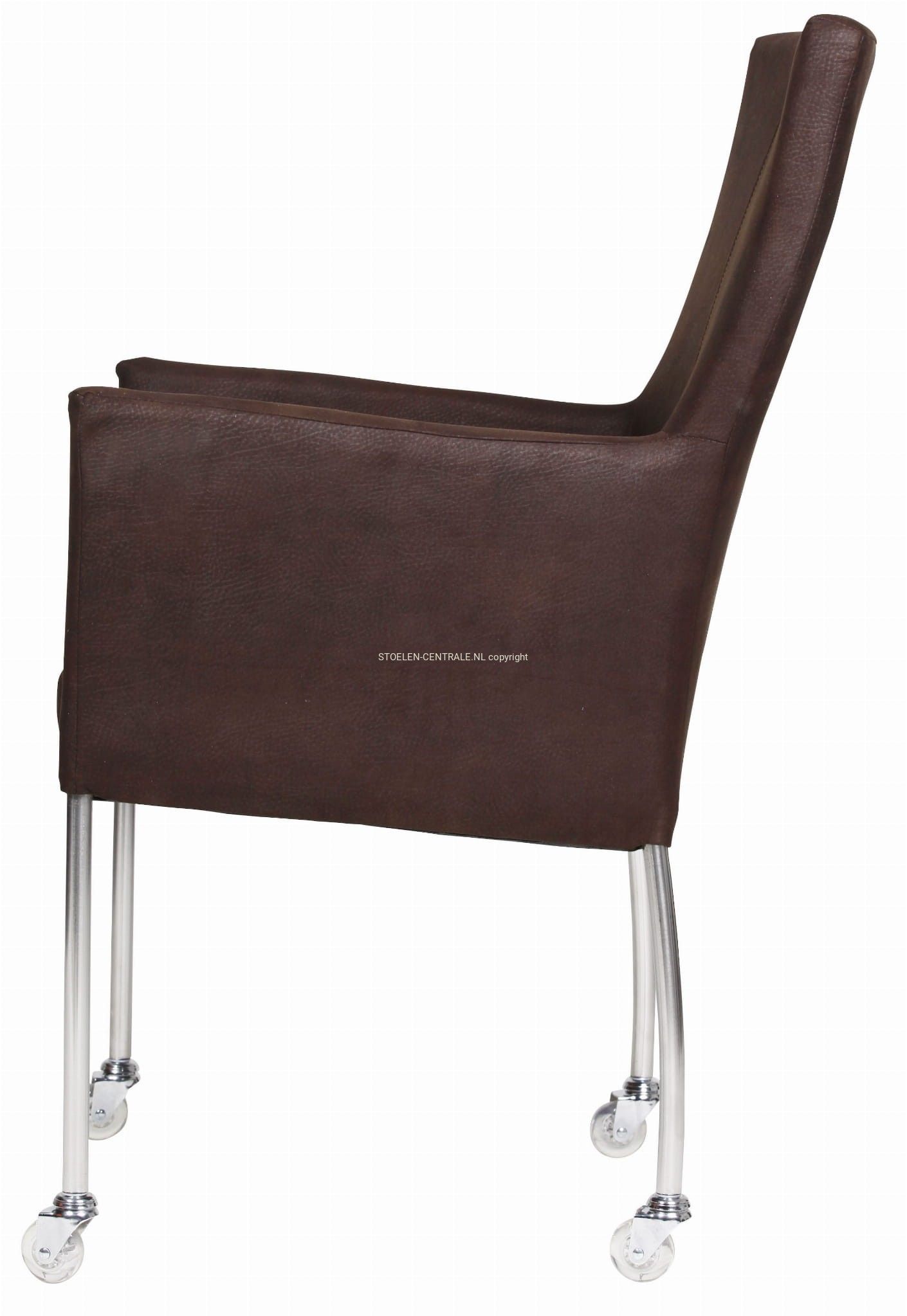 Een donkerbruine gestoffeerde fauteuil met een hoge, gestikte rugleuning en vier zilverkleurige poten met wieltjes,