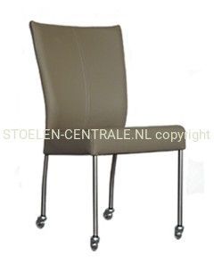 Een moderne eetkamerstoel met bruine, lederen bekleding en slanke, verticale zilverkleurige metalen poten.