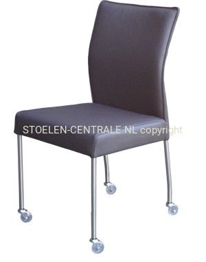 Een moderne, donkergrijze, gestoffeerde eetkamerstoel op vier slanke metalen poten, elk voorzien van een klein zwenkwieltje.