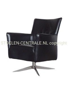 Zwarte leren fauteuil met een moderne draaibare voet, geplaatst tegen een witte achtergrond.