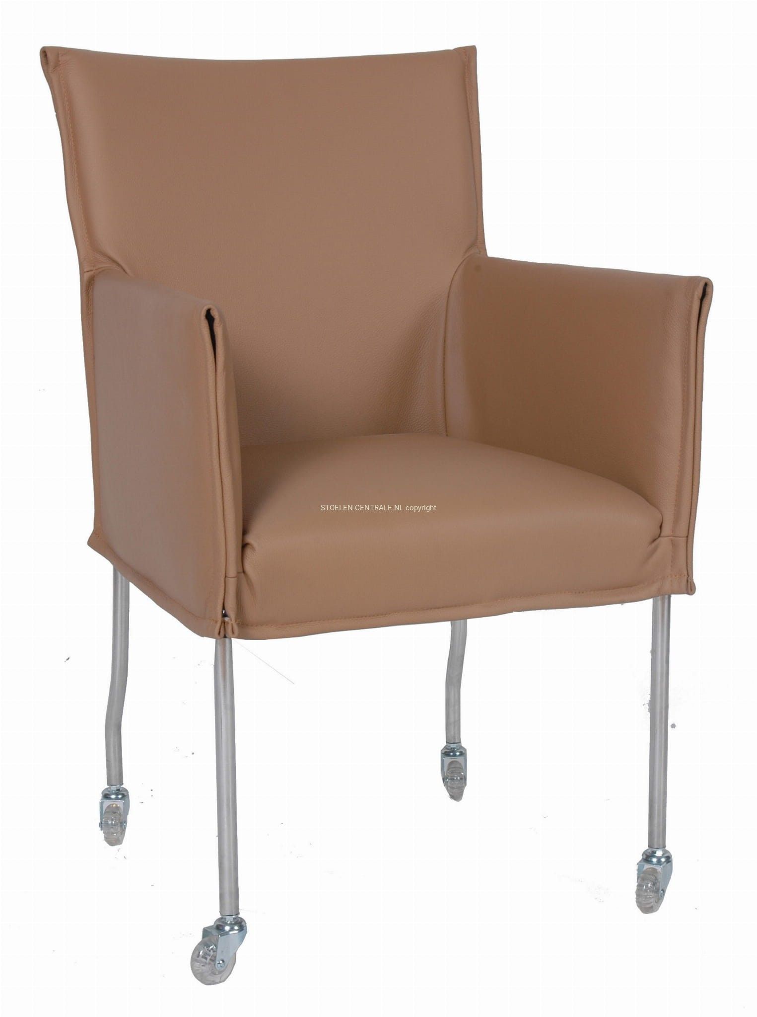 Beige gestoffeerde fauteuil met chromen poten op een witte achtergrond