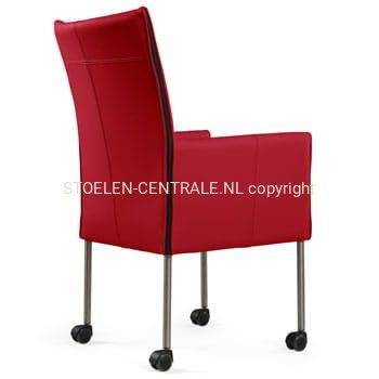 Een moderne, rood gestoffeerde eetkamerstoel met armleuningen en metalen poten op wielen, afgebeeld