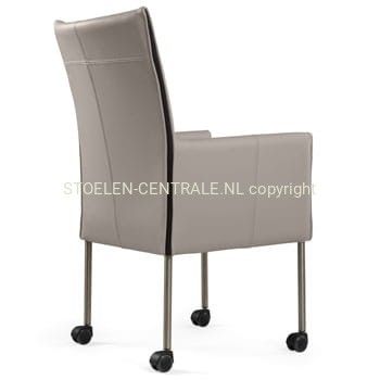 Moderne oranje gestoffeerde fauteuil met hoge rugleuning, armleuningen en een vierpotig metalen onderstel met zwenkwielen.