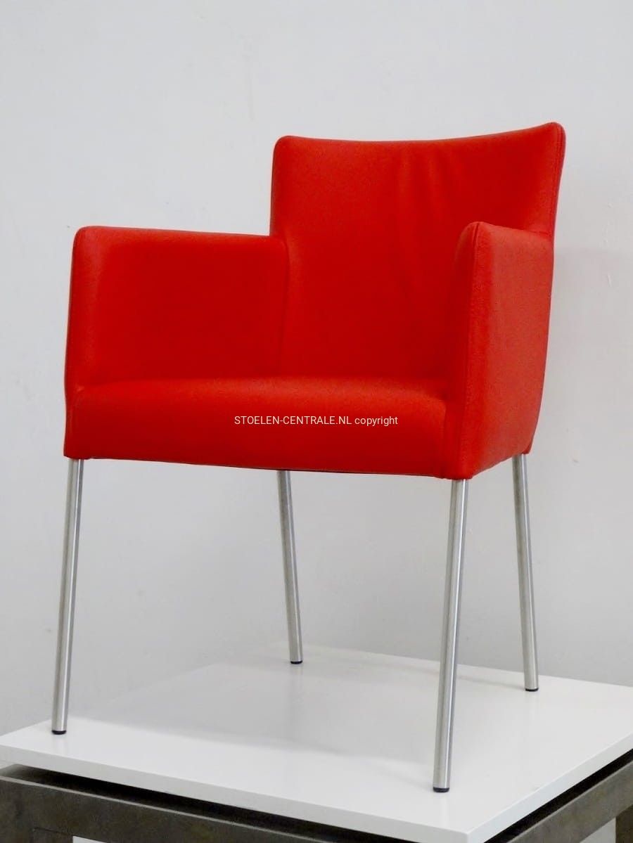 Bruine gestoffeerde fauteuil met zwarte metalen poten, schuin zijaanzicht op een witte achtergrond.