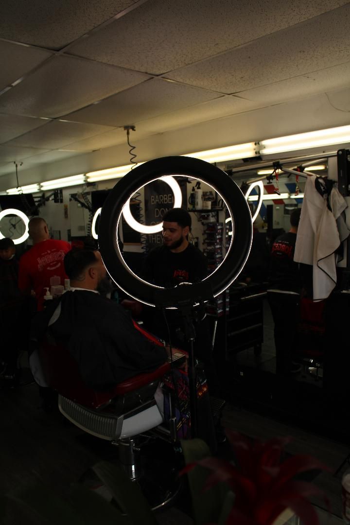 Daes Dallas texas Barbers Barbershop