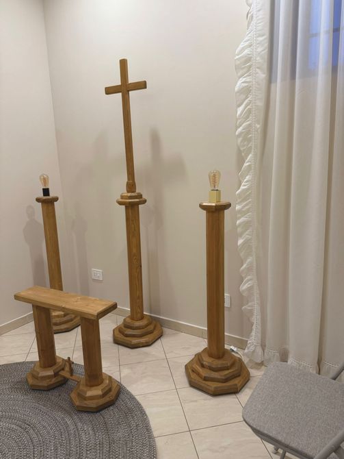 cofano funebre con corona di rose rosse