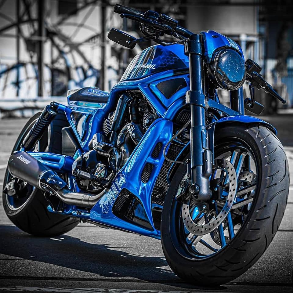 Harley Davidson V-rod Nightrod bozzies kandy blue candy paint airbrush special paint akrapovic