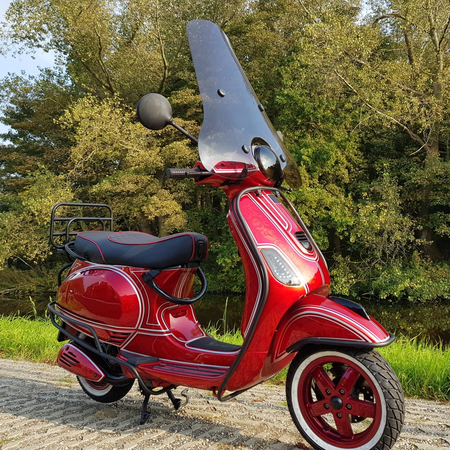 Vespa LX candy apple red whitewall banden custom zadel gesmoked verlichting special paint effecten