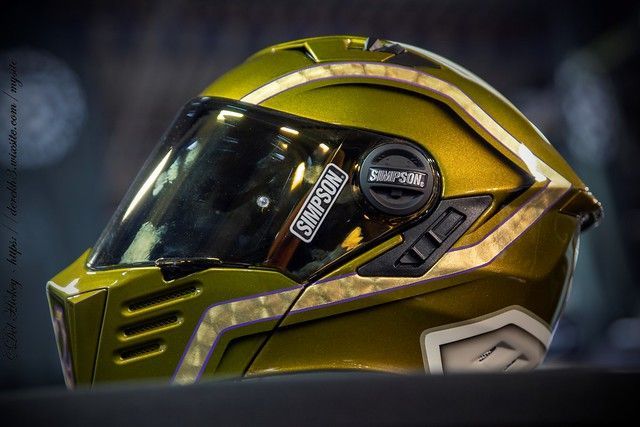 Een close-up van een Simpson-motorhelm op een tafel.